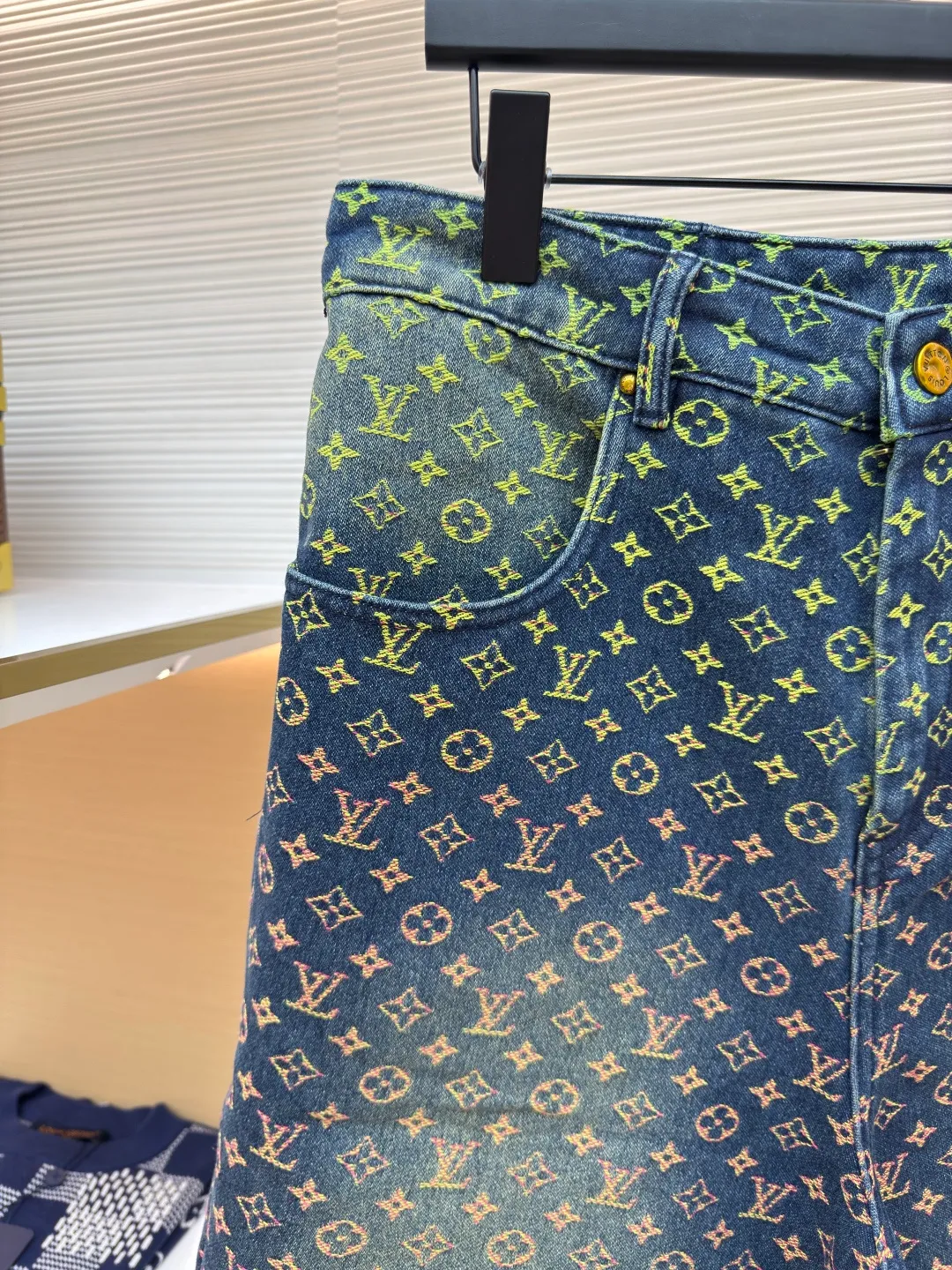 LOUIS VUITTON gradient jacquard denim shorts ●Authentic product: purchased and developed at 16900 ●Item number: 1680135-B30 ●Fabric: denim fabric ●Technology: jacquard gradient production ●Version: fitted version ●Weight: about 640 grams ●Size: 30-31-32-33 ●Description: The fabric is made of 10s*7s combed cotton denim, matched with 60s twill Tencel cotton lining, purchased Y version color matching, ordered and dyed 4 color weft yarns, referring to the Y version color gradient level, single color yarn hand-numbered fabric organization, 1:1 restoration of pattern painting jacquard device, weft yarn is made of 100% cotton yarn, the fabric is woven with a rapier jacquard machine, purely hand-made single-piece cutting, front and rear trouser waistbands are all It is cut with positioning flowers. The two patch pockets on the back are made of restored flowers. All the trousers hanging ears have the Presbyopia logo in the middle. The triangular hanging ears on the back are made of round flowers on the bottom. The upper two flowers are completely symmetrical and centered, and the details are directly filled out. For the washing process, the plastic sealing film material is used to open the mold and position it. Nine positions are manually sprayed twice for coloring. During this period, the coloring time of the horse must be strictly controlled. If the time is too long, the color will be too dark. If the Y-version effect cannot be achieved, workers must operate quickly and accurately, and then rinse and solidify the color in the later stage. The back waistband is affixed with a cowhide two-layer embossed leather tag, with the brand logo made of rose gold and white copper. The zipper is made of 2# long puller and closed tail zipper made of bronze. The waist button is made of electroplated antique gold and white copper I-shaped plate. The overall wiring is straight and delicate, the fabric is comfortable and soft, and the color is consistent without color difference. It can be matched with the same style to create a fashionable look and control various occasions. Customized accessories, complete with three standards, same style for men and women!